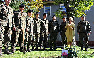 Dostojna róża na terenie 9. Brygady Kawalerii Pancernej w Braniewie